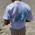 Uno de los niños que ha disfrutado de los juegos de Decroly Kids ha recibido una camiseta de Pequealmería