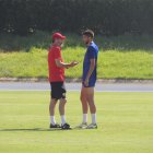 Vicente Moreno y Édgar González a la conclusión del entrenamiento de este jueves.