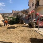 Trabajadores colocando la grava sobre los restos de Almanzor