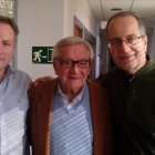 En su última visita a la redacción de LA VOZ para traernos el décimo de Lotería a Manolo León y a mí.