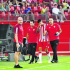 Chumi con Cid Andrade y el doctor Maziel, se fue lesionado ante el Granada.