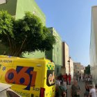 Una ambulancia frente a los vecinos de la calle Galera, escenario del crimen.
