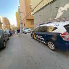 Un coche de Policía Nacional en la calle en la que ocurrieron los hechos.