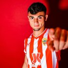 Marc Pubill ya posa con la camiseta rojiblanca y está listo para debutar.