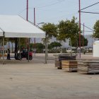Proceso de montaje de las casetas en el recinto ferial de la Vega de Acá