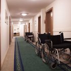 Sillas de ruedas en una residencia de mayores.