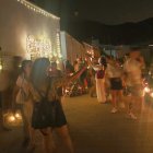 Visitantes fotografiando las decoradas fachadas de una calle de Vícar Pueblo. (FOTO: Francisco G. Luque)