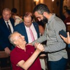Guillermo Blanes y Mohamed El Assy en la ofrenda de flores del Almería el pasado lunes en La Patrona, en la Virgen del Mar.