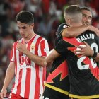 Celebración de los vallecanos mientras Sergio Arribas, debutante rojiblanco, lamenta el mal resultado.