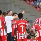 Vicente Moreno hablando con la plantilla en la pausa de hidratación del pasado viernes.
