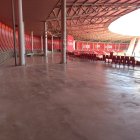 Hay espacio suficiente en la zona alta de los fondos para instalar más gradas supletorias.