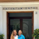 A la izquierda Alicia Cox, portavoz de Felixiempre, y a la derecha Yolanda Muñoz, concejala.