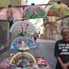 Manuel Morales junto a su puesto de venta móvil en la calle Castelar. (FOTO: Bernardo Claros)