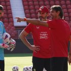 Vicente Moreno y Dani Pendín con el guardameta Luis Maximiano.