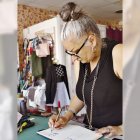 Olga, en su taller de costura.