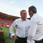 Saludo cordial entre Carlo Ancelotti y Vicente Moreno en el Mediterráneo.