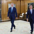 El Rey Felipe VI recibe al líder del PP, Alberto Núñez Feijóo.