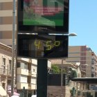 El termómetro de Puerta Purchena marcaba 45 grados este mediodía.