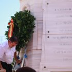 Flores para el recuerdo a los Mártires de la Libertad en el monumento en su memoria en la Plaza Vieja de Almería.