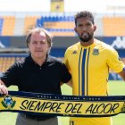Andrés Fernández y Dyego Sousa en la presentación del jugador en Santo Domingo.