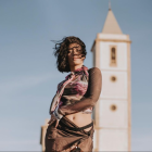 Chanel frente a la iglesia de Las Salinas.