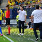Vicente Moreno atento en la banda y no solo a lo que hacía su equipo.