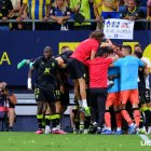 Pendín salta sobre la piña del Almería celebrando el gol de Kaiky.