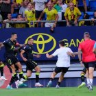 Momento de la celebración con Chumi y Kaiky, únicos centrales disponibles para el viernes.