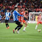 César Montes presiona a Arnau Puigmal en el Almería-Espanyol de la pasada temporada en el Estadio de los Juegos Mediterráneos. 