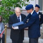 Joaquín Tapia recibe una placa de manos del coronel Soriano