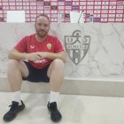 Pedro López posando para LA VOZ en la sala de prensa del Estadio de los Juegos Mediterráneos.