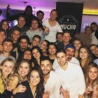 Imagen de una quedada Erasmus en un popular negocio de El Zapillo que es punto de encuentro de estudiantes extranjeros.