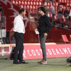 Ibán Andrés (derecha) con Javier Rufete, del equipo de prensa del Almería, en la banda del Estadio de los Juegos Mediterráneos. 