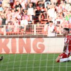 Embarba de rodillas en el partido ante el Rayo de Francisco en la primera jornada del curso esta temporada.