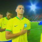 Kaiky, concentrado escuchando el himno de Brasil.