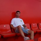 El futbolista del equipo rojiblanco sentado en la grada de Tribuna.