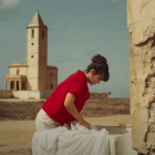 Megan Montaner en Entre Tierras, con la iglesia de Las Salinas al fondo. Imagen: Atresmedia TV / YouTube