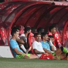 Banquillo del Almería en el Estadio de los Juegos Mediterráneos con Fernando y Pozo, titulares la pasada temporada.