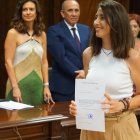 Carmen Belén López, con su acta de senadora del PP de Almería.