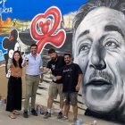 Las autoridades inauguran el mural dedicado a Walt Disney.