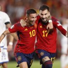 Álex Baena celebra su gol con España.