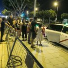 Usuarios guardan cola de manera ordenada para coger un taxi.