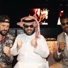 El presidente del Almería con los boxeadores Tyson Fury y Francis Ngannou.
