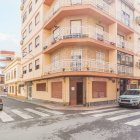 Piso en venta en la calle Jesús Perceval de la capital por 63.000 euros.