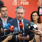 El secretario general de los socialistas andaluces, Juan Espadas contesta a los medios.