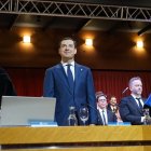 En el centro, Juanma Moreno, este lunes en la UAL.