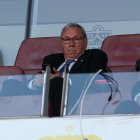 Manolo García en el palco del Estadio Mediterráneo apoyando a su equipo.