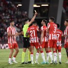 La desesperación con Busquets Ferrer después de pitar el final cuando se iba a lanzar un córner.