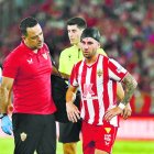 Embarba dejó una de las imágenes del partido tras sufrir un golpe en la cabeza.