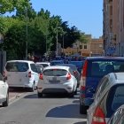 Varias decenas de vehículos sobre el carril bici a las puertas del CEIP Mar Mediterráneo.